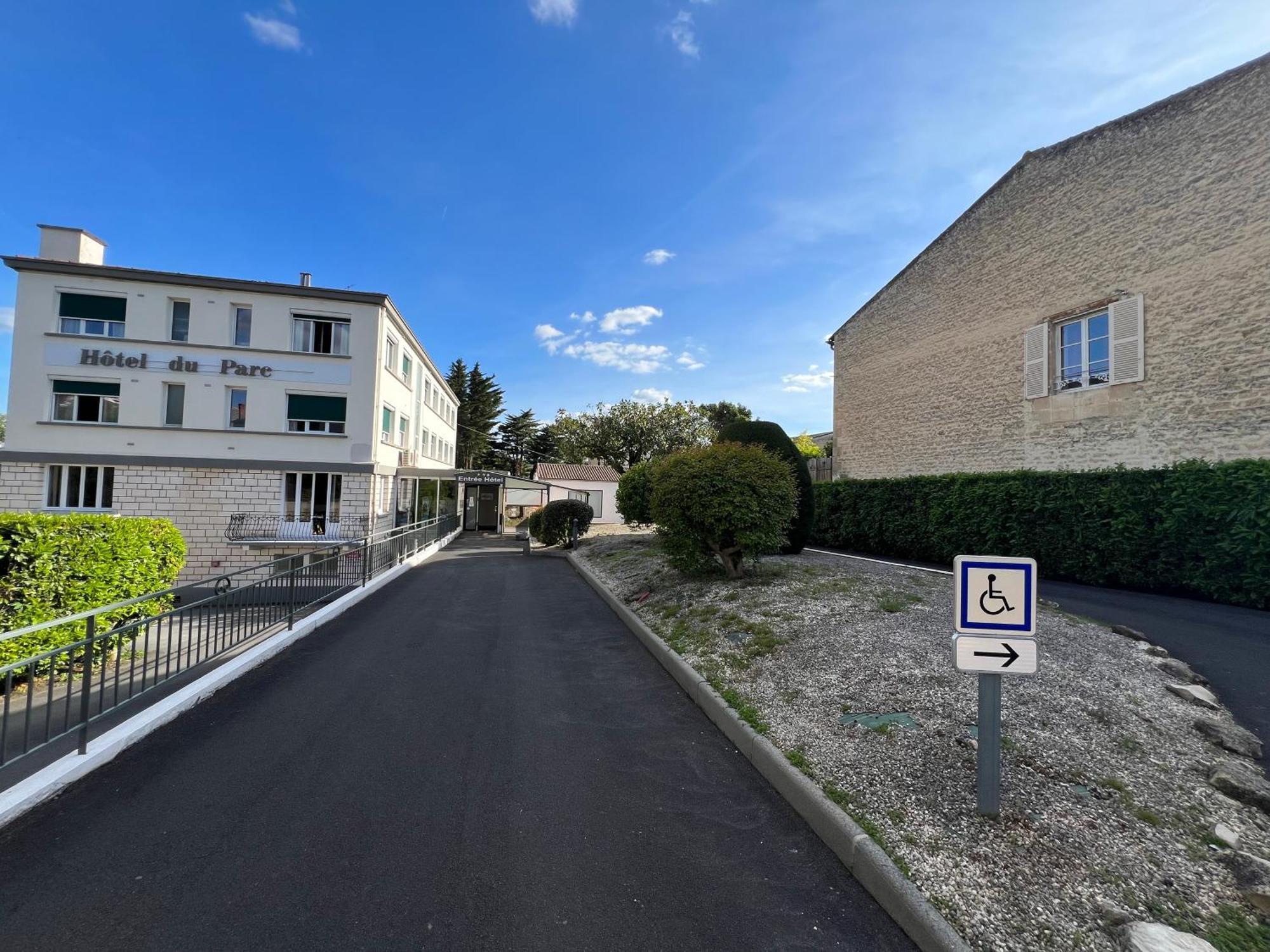 Brit Hotel Du Parc Niort Centre-Parking Gratuit Bagian luar foto