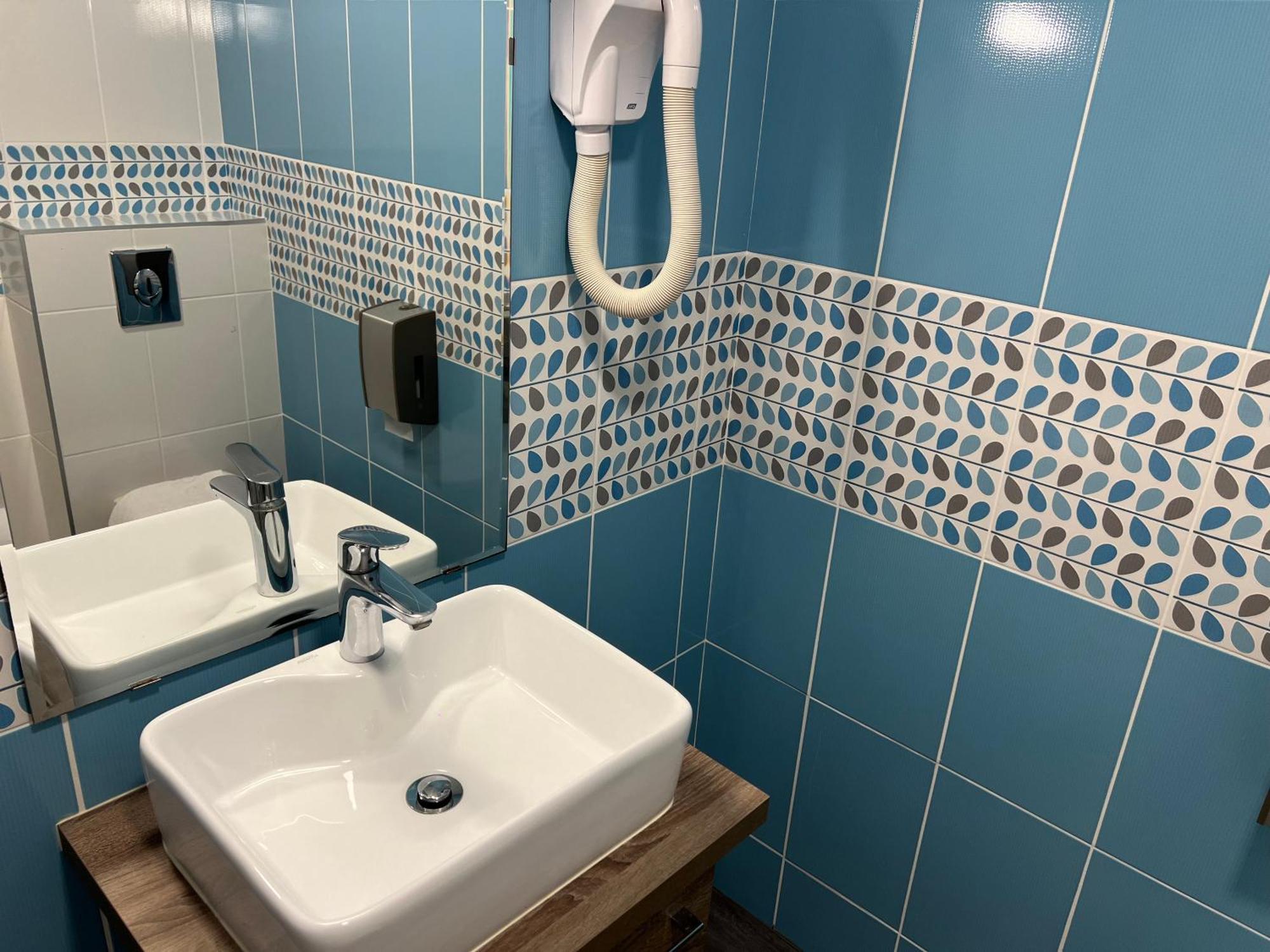 Brit Hotel Du Parc Niort Centre-Parking Gratuit Bagian luar foto