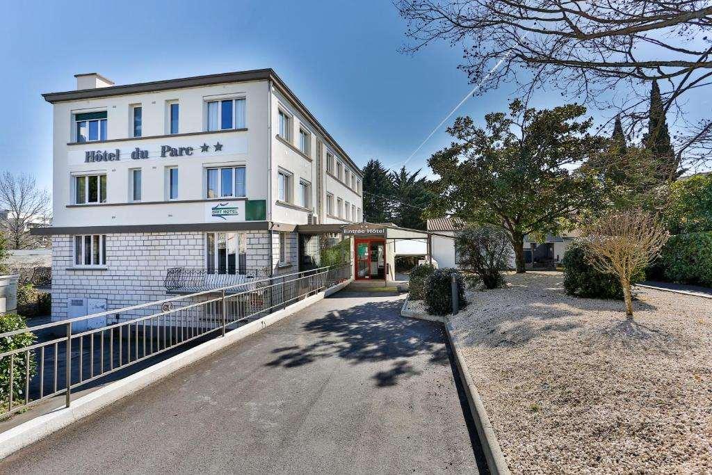 Brit Hotel Du Parc Niort Centre-Parking Gratuit Bagian luar foto