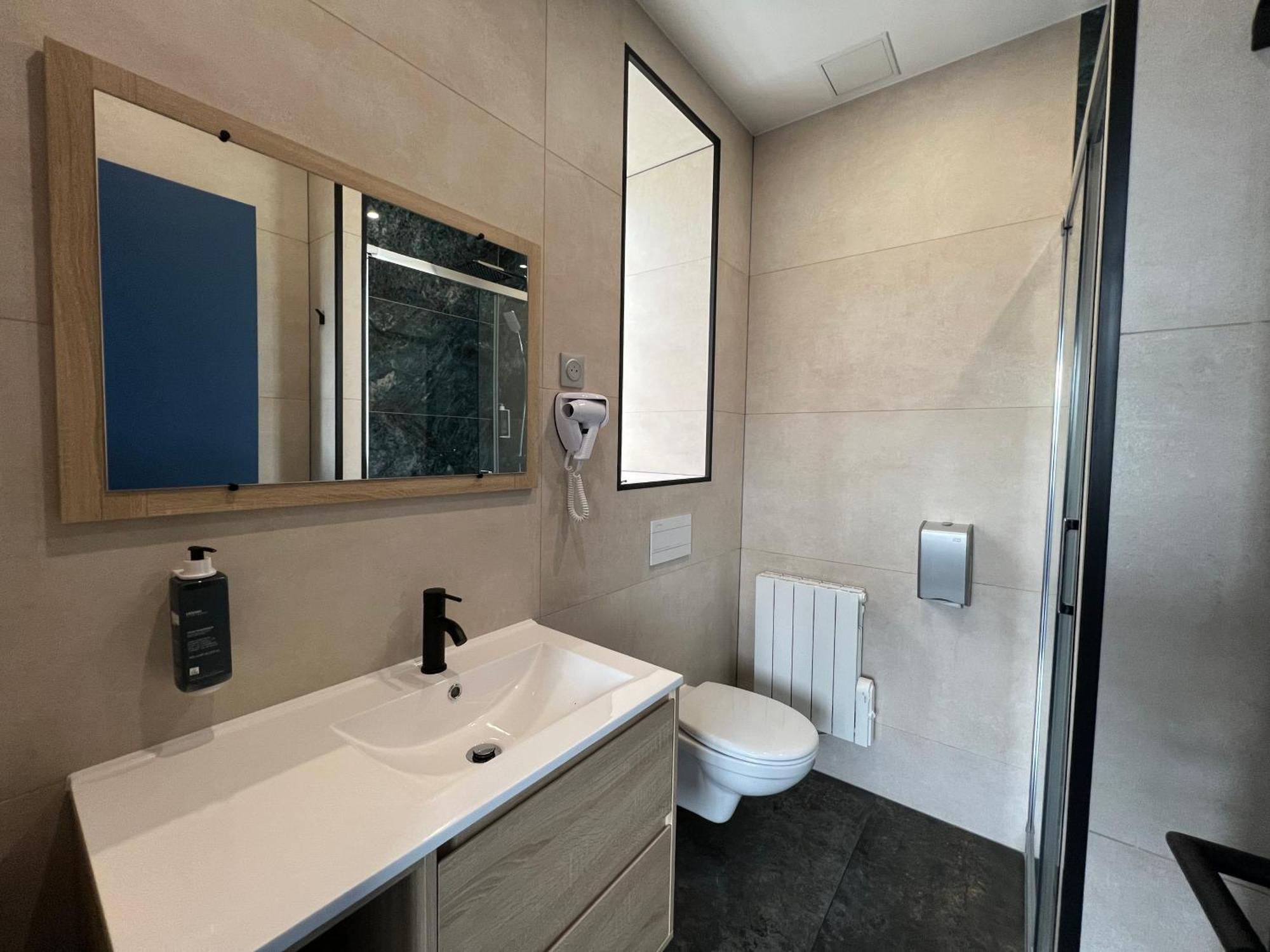 Brit Hotel Du Parc Niort Centre-Parking Gratuit Bagian luar foto