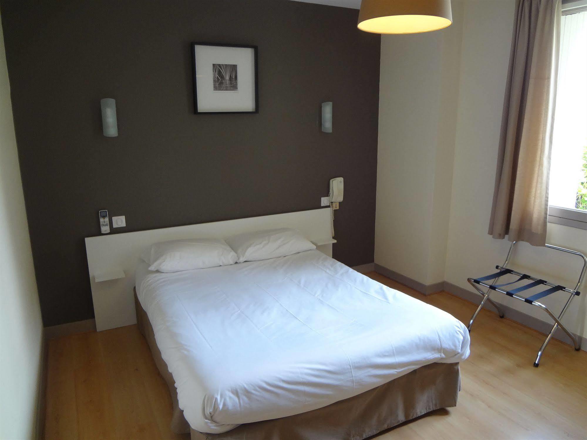 Brit Hotel Du Parc Niort Centre-Parking Gratuit Bagian luar foto