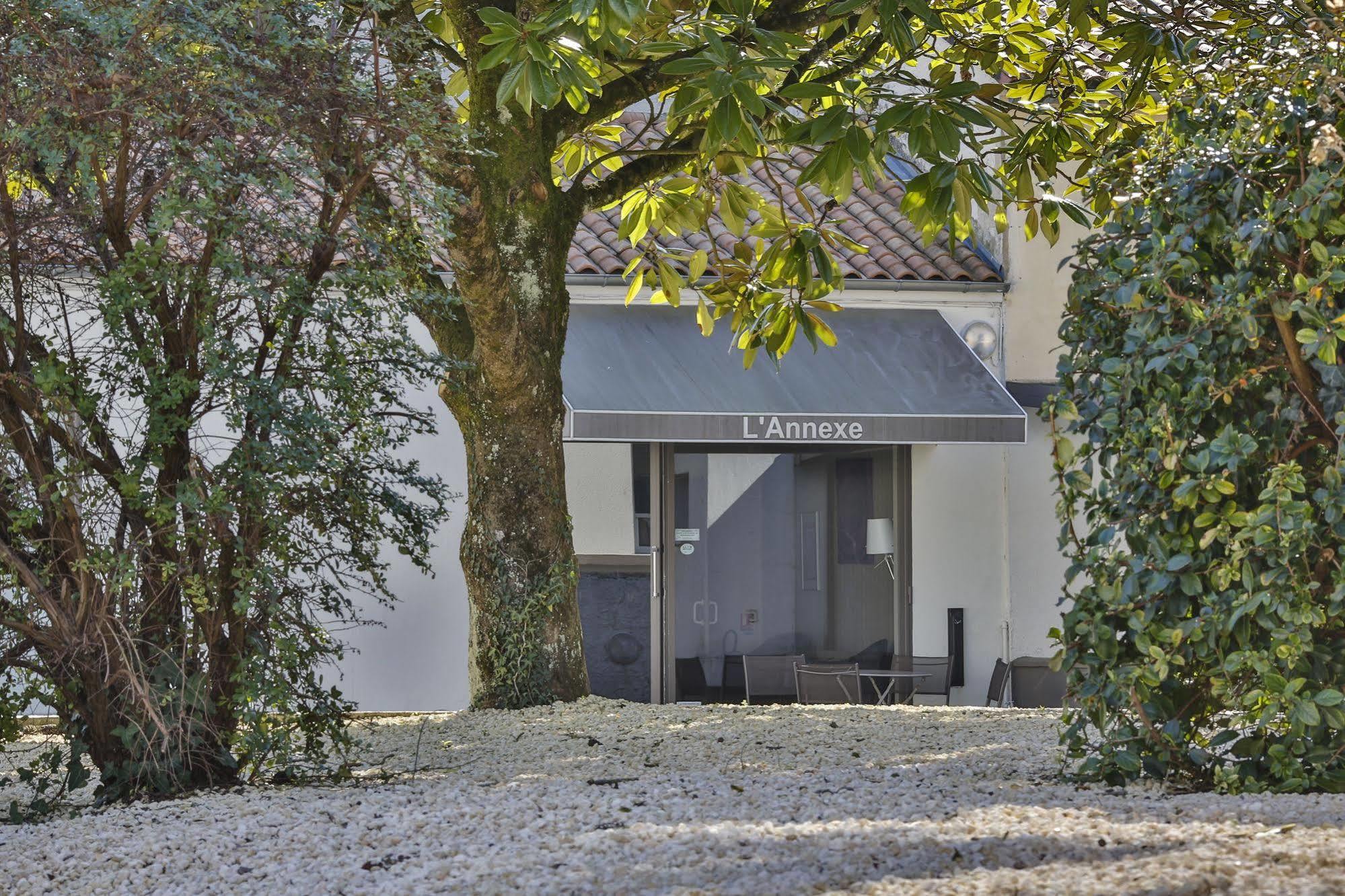 Brit Hotel Du Parc Niort Centre-Parking Gratuit Bagian luar foto